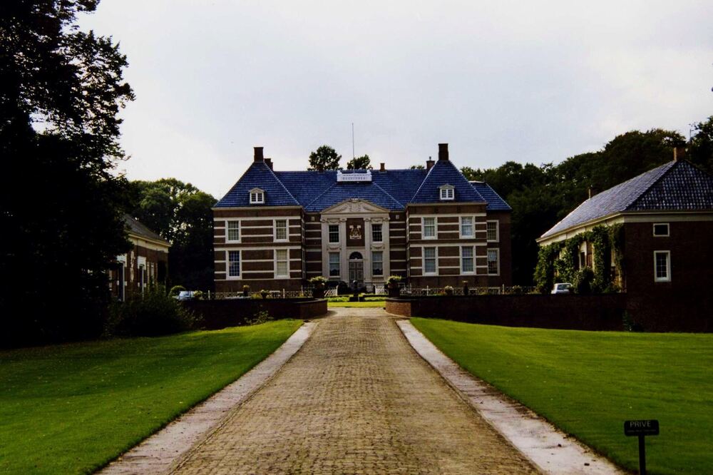 Huis Almelo, het statige stadskasteel van Almelo, gezien over de zonnige oprijlaan