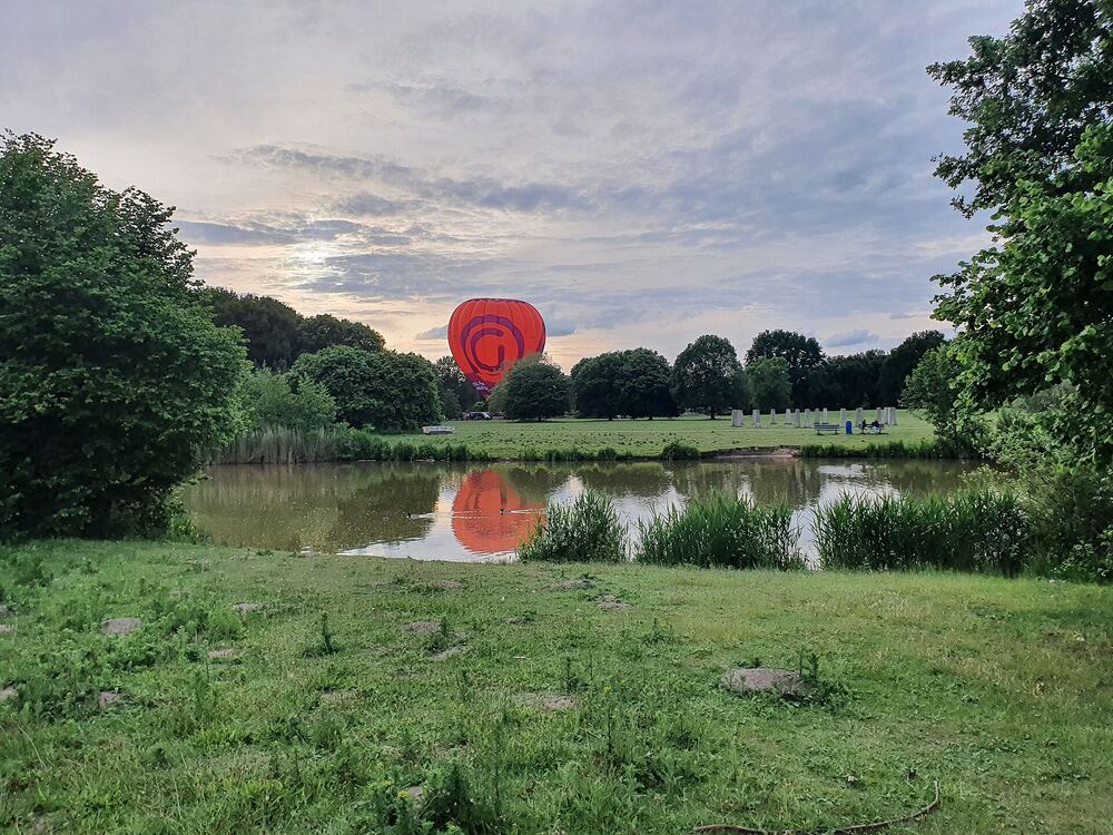 Vijver in het Schelfhorstpark in Almelo met een luchtballon die weerspiegelt in het water